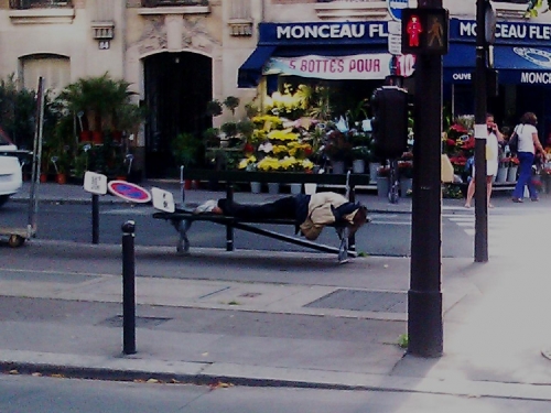 clochard, boulevard Raspail, misère, richesse, culpabilité, enrichissement, banc public