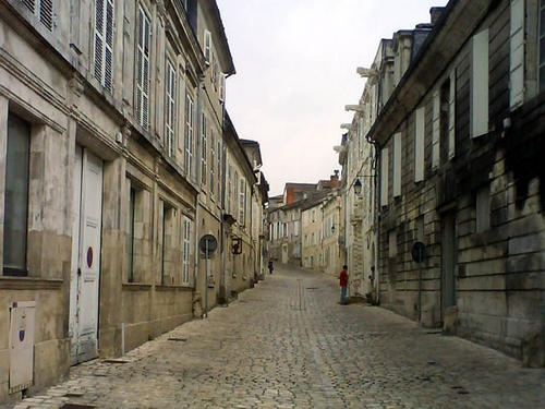 art,roman de gare,art populaire,littérature populaire,littérature élitiste,élitisme,élite,paralittérature,jean des cars,guy des cars,claude lellouche,casino des sables d'olonne,hélène lammermoor,maurice leblanc,gaston leroux,paul d'ivoi,arsène lupin,souris noire,série noire,gallimard,yvan pommaux,fred bernard,françois rocca,chartterton,petit chaperon rouge,sarah moon,la reine des fourmis a disparu,1908,dictionnaire historique de la langue française,detective novel,roman policier,1970,roman noir,inframonde,esthétique,festival du polar,salon du polar,cognac,alexandre dumas,eugène sue,littérature enfantine,une enfance littéraire française,roman photo,littérature érotique,roman historique,bande dessinée,eau de rose,syrupeux,internet,distinction sociale