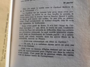 Il tourne sans cesse sa langue dans sa bouche