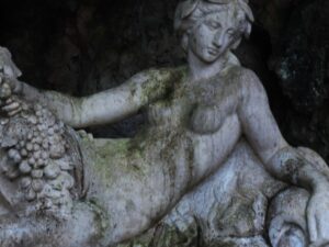« plus douce que la lune et plus insondable que la nuit »