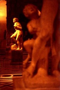 Les yeux, les tombeaux, l’esclave