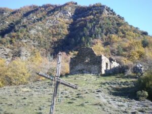 Hameaux-tombeaux, quelles tristesses ont clos tes derniers yeux-fenêtres ?