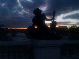 Lumières dans la ville morte