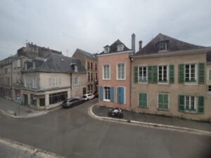Rue chartraine par la fenêtre