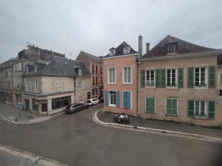 Rue chartraine par la fenêtre