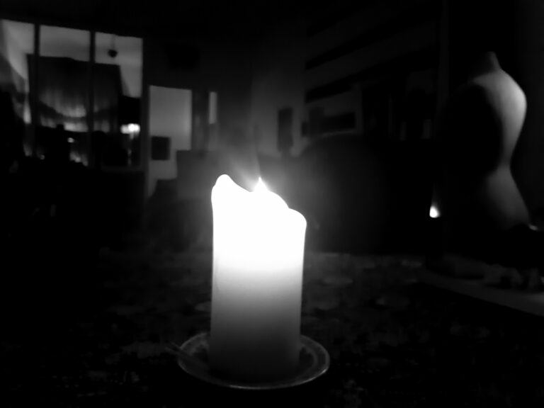 Le soir, à la chandelle