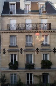 Tenir une lampe allumée