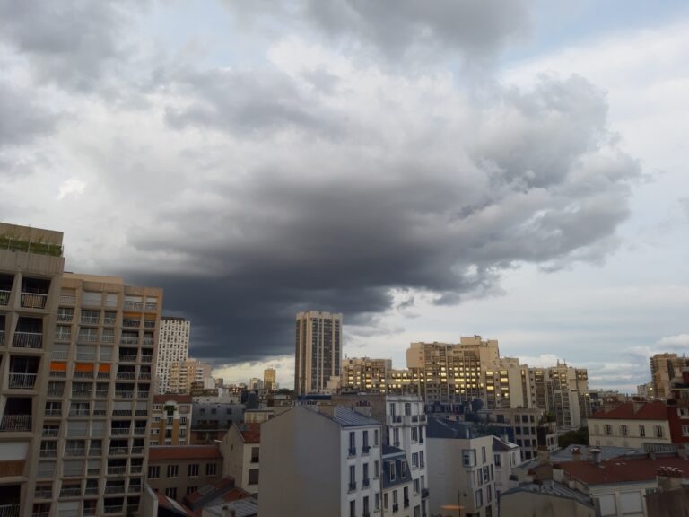 Ciel avant que le chien ne le dispute au loup