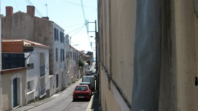 La ruelle descend vers le bleu