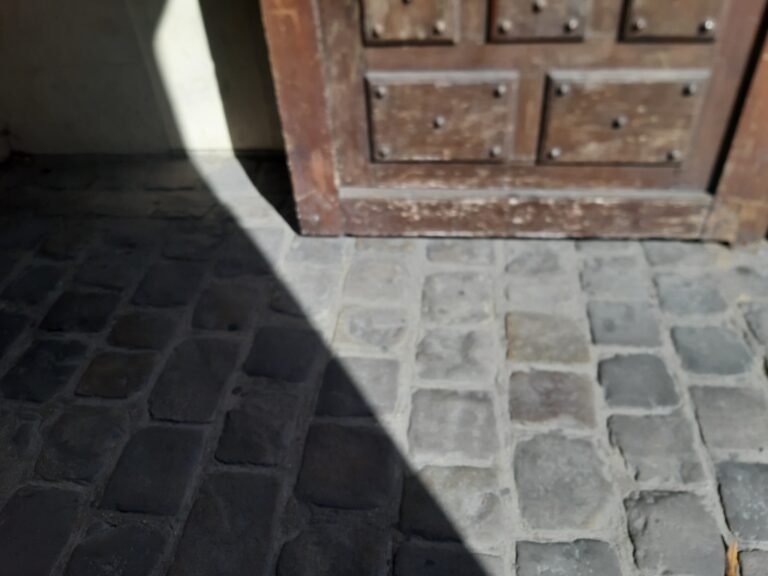Ô porte ! Ô pavés… Ô ombre du soleil.