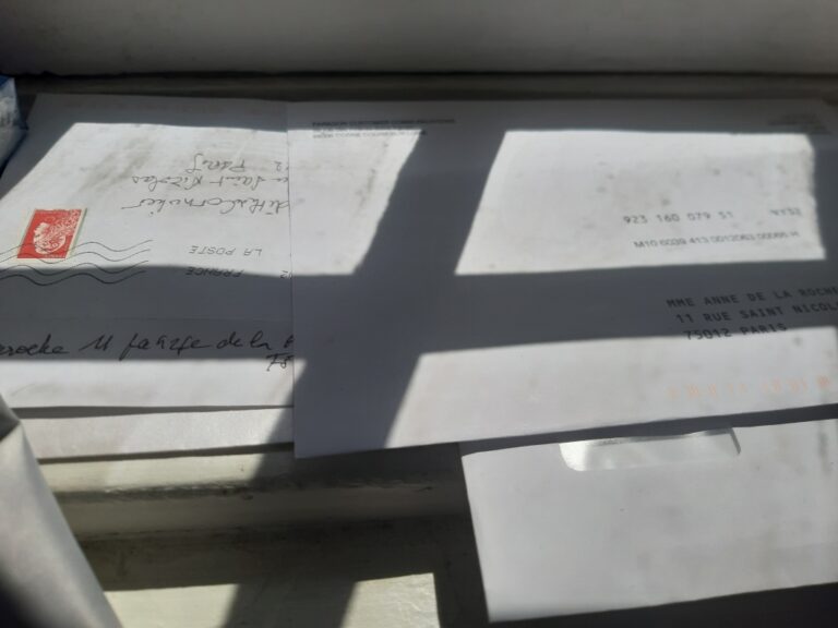 Lettres sur le rebord d’une fenêtre un matin d’été