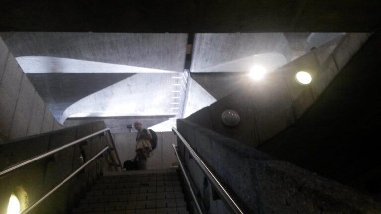 L&rsquo;homme effrayé perdu dans le béton