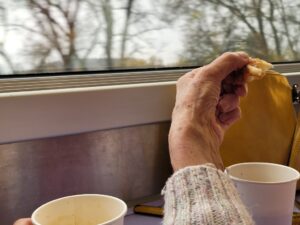 Une mère, un café-croissant, un train