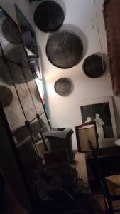 Des ronds dans le mur