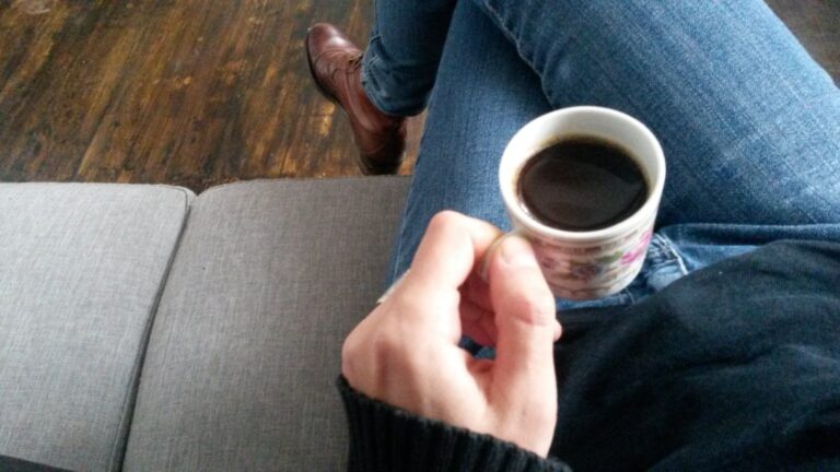 Elle se maria avec elle-même et but beaucoup de cafés