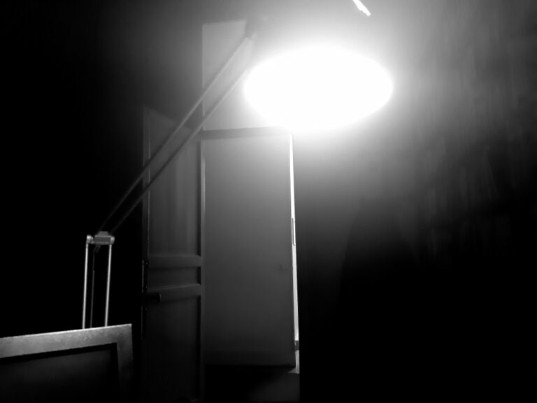 Tenir une lampe allumée