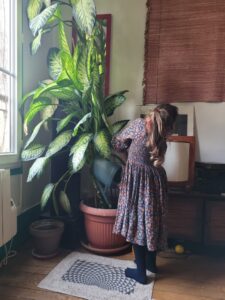 La fillette arrose la plante