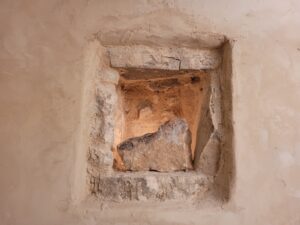 Un mur d’un mas du Lubéron, pièce de l’escalier