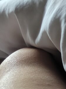 Une cuisse, un drap
