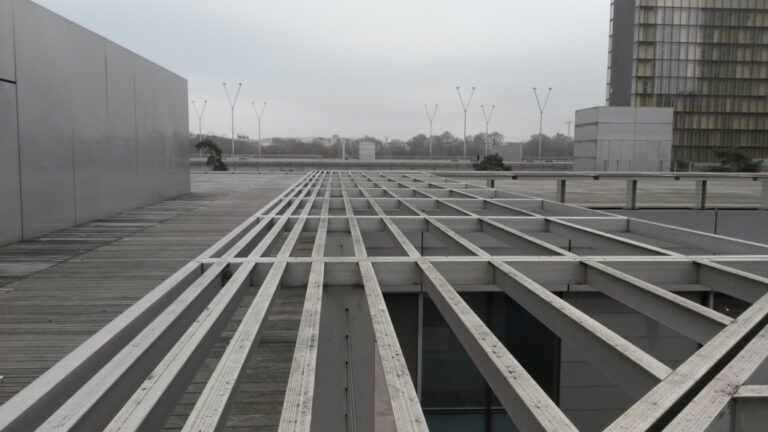 Ciel gris, béton, verre, paysage de nos hiers captifs