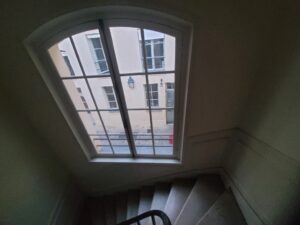 57 V, face à l’office