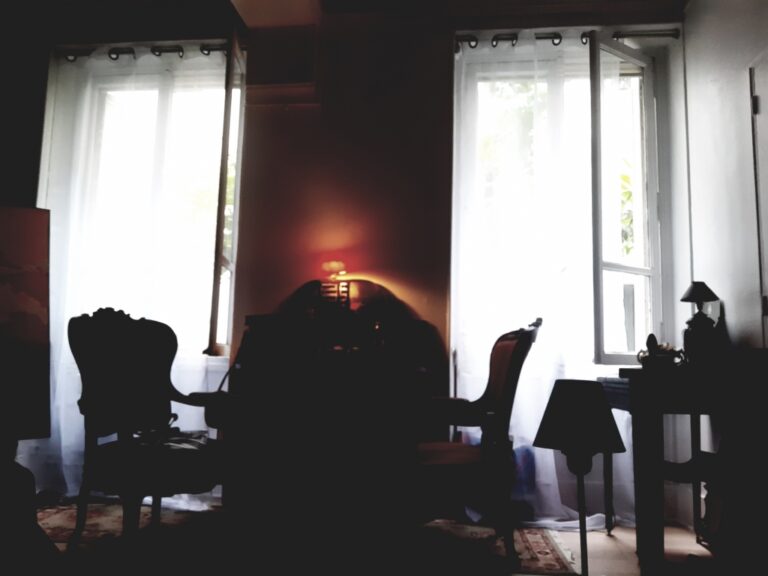 Intérieur jour, contrejour