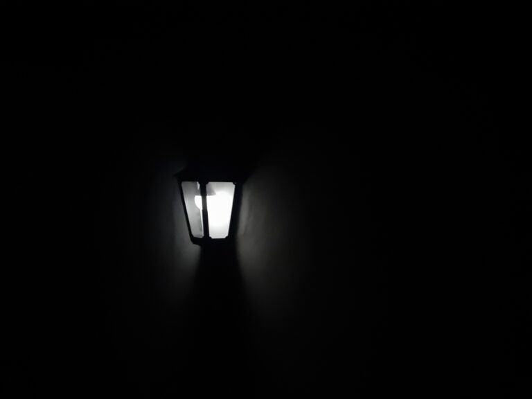 Lanterne dans l&rsquo;ombre de l&rsquo;escalier