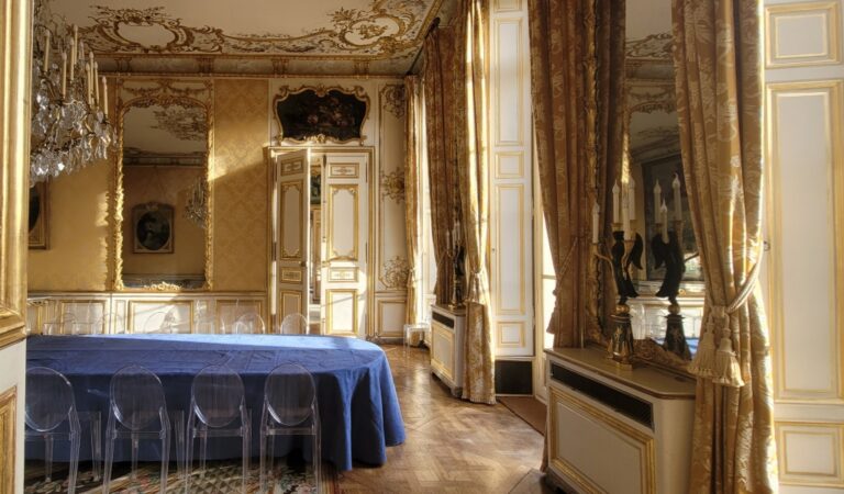 Les miroirs profonds, les riches plafonds