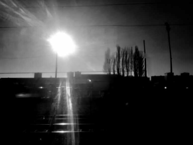Infime, quelque part