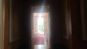 La lumière d’un hôtel hanté