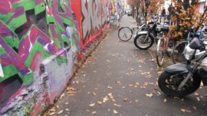 Aux portes graffitées du Salon de Montreuil