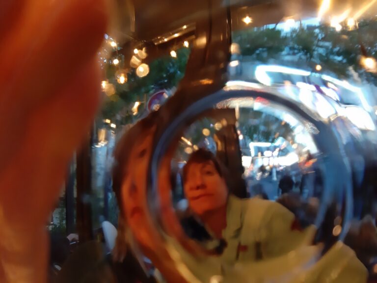 Femme à travers un verre