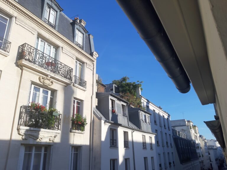 Ciel bleu d’un pays envahi