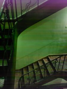 Minuit dans l’escalier
