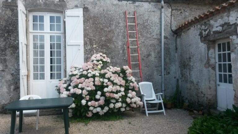 C’est une maison basse, adossée à l’église