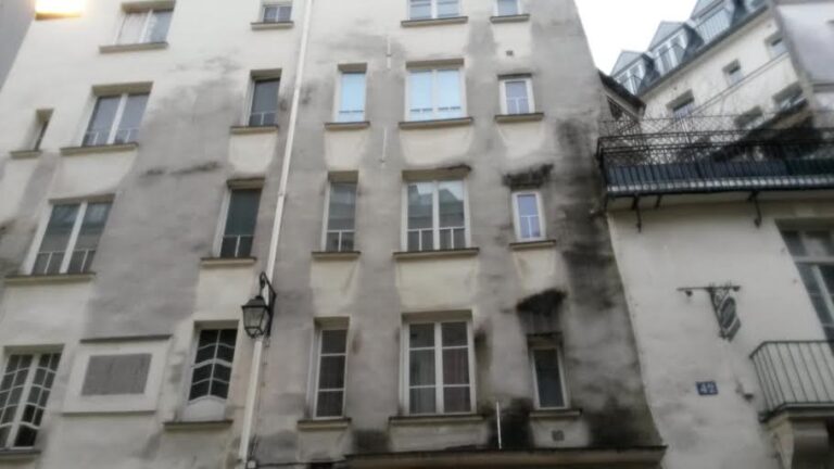 Coeur palpitant derrière les murs