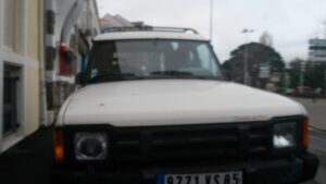 Une caisse garée