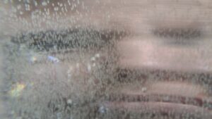 Disparition dans un verre d&rsquo;eau pétillante