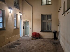 La cour de l’office un soir de novembre