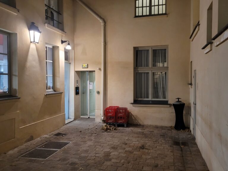 La cour de l’office un soir de novembre