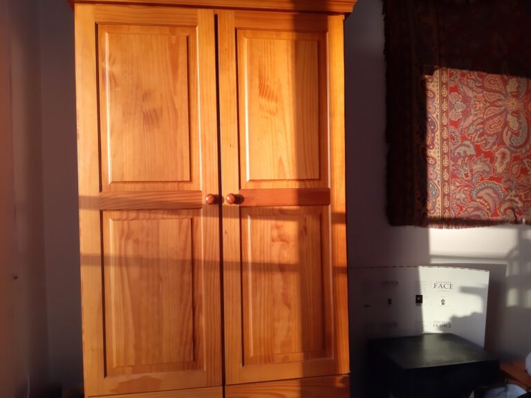 La jolie petite armoire en pin