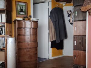 Des pans de mur, des portes