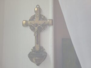 Le Christ derrière les rideaux