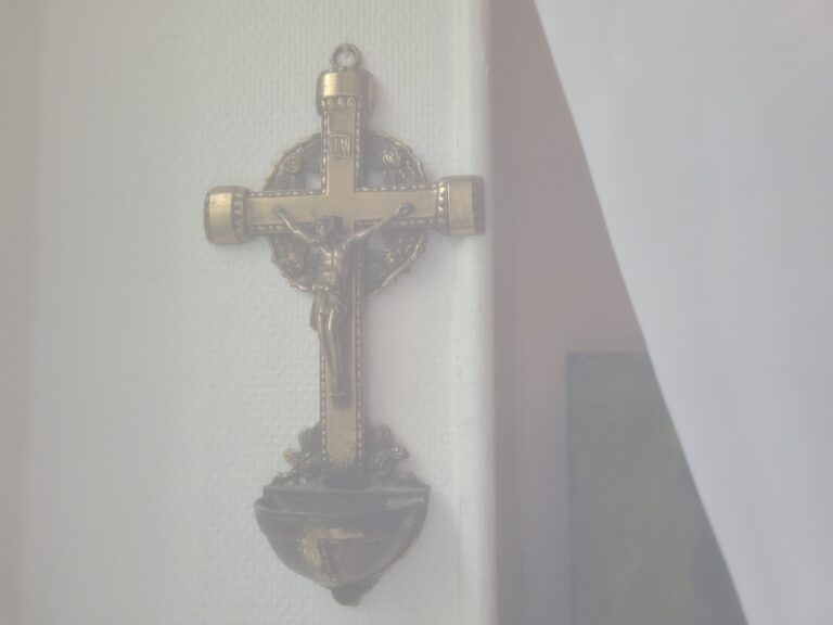 Le Christ derrière les rideaux