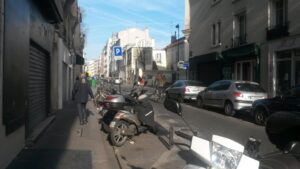 Basile et Laurence s’éloignent rue des Orteaux
