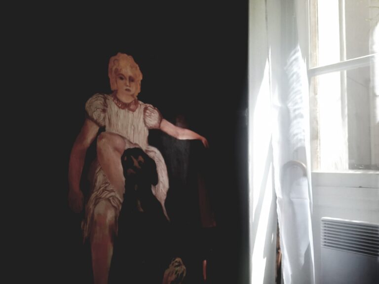 La petite fille et le rideau