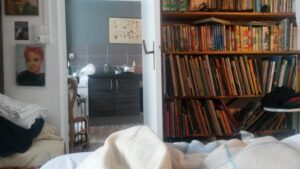 Chambre avec vue sur cuisine