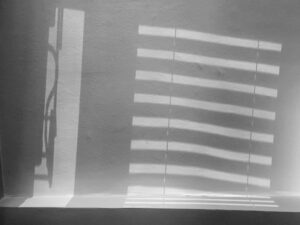 Reflets dans le mur