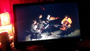 Trio Obscur dans la pénombre du désespoir