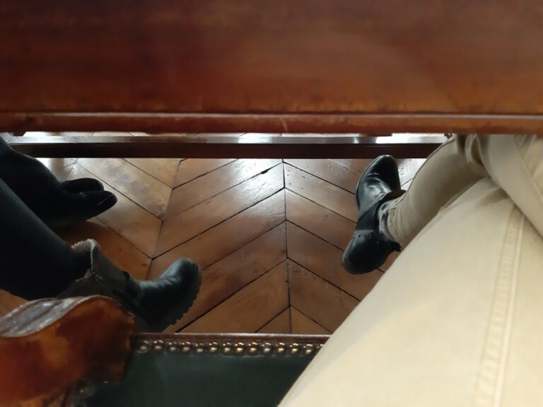 Sous la réunion, les pieds qui s&rsquo;ennuient